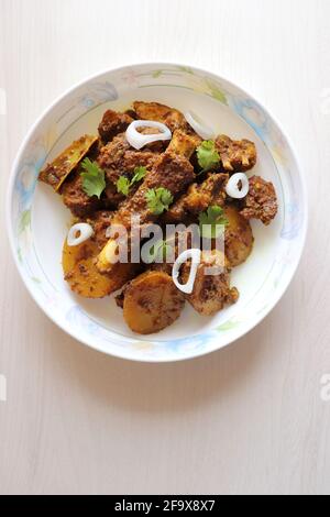 Hammelghee Braten. Ziegenfleisch braten mit Kartoffeln, auch bekannt als Mutton Batata bhujing. Würzige, nicht-vegetarische Lammbraten. Hammelfleisch oder Hammelfleisch braten. Stockfoto