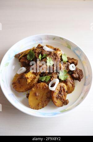 Hammelghee Braten. Ziegenfleisch braten mit Kartoffeln, auch bekannt als Mutton Batata bhujing. Würzige, nicht-vegetarische Lammbraten. Hammelfleisch oder Hammelfleisch braten. Stockfoto