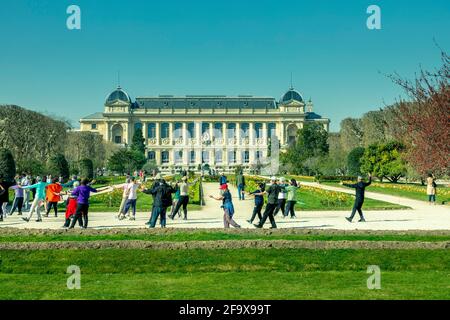 Paris, Frankreich - 31. März 2021: Gruppe aktiver älterer Menschen, die im Frühjahr in Paris Übungen im Park machen Stockfoto