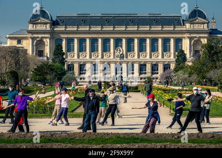 Paris, Frankreich - 31. März 2021: Gruppe aktiver älterer Menschen, die im Frühjahr in Paris Übungen im Park machen Stockfoto