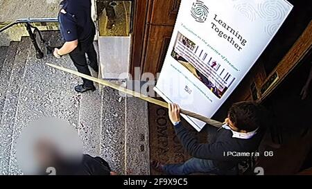 Screengrab aus einem Video der Metropolitan Police vom 29/11/19, das der Jury auf der Fishmongers' Hall Inquest gezeigt wurde und zeigt, wie der HMPPS-Mitarbeiter Darryn Frost einen Narwhalstampfer trägt, als er die Fishmongers' Hall auf der Jagd nach Usman Khan verlässt. Zeugen, die Usman Khan auf der London Bridge gejagt haben, einschließlich derer, die mit einem Feuerlöscher und einem Narwhal-Stoßzahn bewaffnet waren, sollen heute bei der Fishmongers' Hall Inquest Beweise vorlegen. Ausgabedatum: Mittwoch, 21. April 2021. Stockfoto