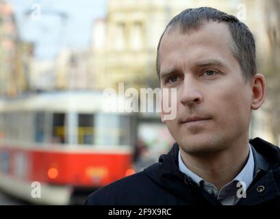 Prag, Tschechische Republik. April 2019. ***DATEI FOTO*** Jan Cizinsky, Bürgermeister des Stadtbezirks Prag 7 und Vorsitzender der Praha Sobe, nimmt an einer Pressekonferenz Teil, um am 10. April 2019 in Prag, Tschechien, mit dem Wiederaufbau einer Straßenbahnlinie zu beginnen. Kredit: Katerina Sulova/CTK Foto/Alamy Live Nachrichten Stockfoto