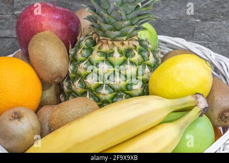 Nahaufnahme von exotischen Früchten auf einem Stapel in einem Korb Stockfoto