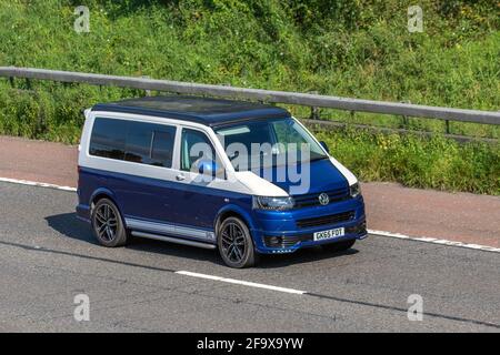 2015 (65) blau-weißer VW Volkswagen Transpoorter T28 TDI LCV-Kastenwagen, fahrende Fahrzeuge, Autos, Fahrzeug auf britischen Straßen, Motoren, Fahren auf dem englischen Autobahnnetz M6 Stockfoto