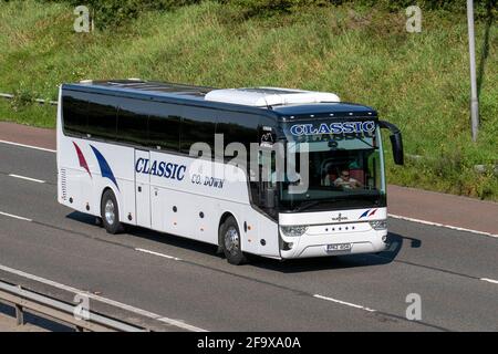 IRLAND Co. Down Classic Van Hool Bustour, irische Busrouten, Intercity, private Vermietung, Tagesausflüge und Urlaubsreisen für Passagiere auf der M6 in Manchester, Großbritannien Stockfoto