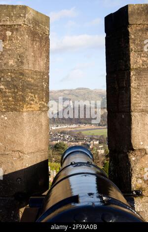 Cannon im Stirling Castle mit Blick auf Stirling und das Wallace Monument, Schottland Stockfoto