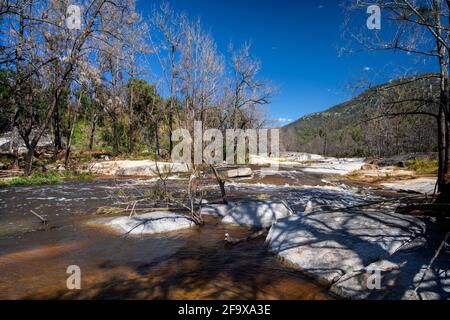 Kaskaden, die nach den jüngsten Regenfällen laufen, Mann River Nature Reserve, Old Grafton Road, NSW Australia Stockfoto