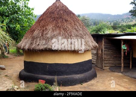 Traditionelle afrikanische Schlammhütte in einem Dorf Stockfoto