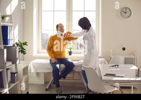 Arzt untersuchen Patienten mit Hals Halsband in der Rehabilitationsklinik Büro Stockfoto