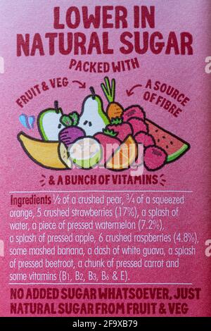 Info über eine Flasche Innocent Berry Leichtes Super-Smoothie-Getränk - weniger Zucker, verpackt mit Obst und Gemüse, einer Quelle von Ballaststoffen und einem Haufen Vitamine Stockfoto