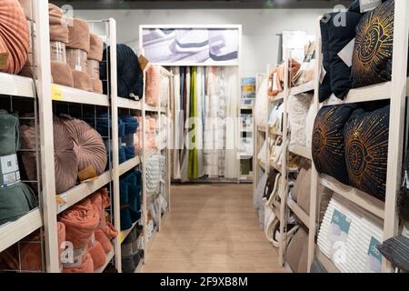Grodno, Weißrussland - 07. April 2021: Innenansicht des JYSK-Geschäfts im Einkaufszentrum TRINI. Abteilung für den Verkauf von Decken und Kissen. Stockfoto