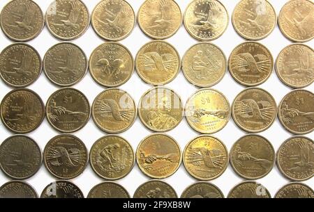 Draufsicht auf Sacagawea US Golden Dollars von oben. Gerade nach unten Hintergrund viele Münzen. Stockfoto