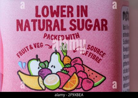 Info über eine Flasche Innocent Berry Leichtes Super-Smoothie-Getränk - weniger Zucker, verpackt mit Obst und Gemüse, einer Quelle von Ballaststoffen und einem Haufen Vitamine Stockfoto