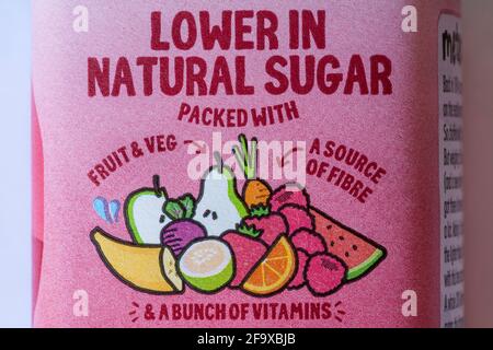 Info über eine Flasche Innocent Berry Leichtes Super-Smoothie-Getränk - weniger Zucker, verpackt mit Obst und Gemüse, einer Quelle von Ballaststoffen und einem Haufen Vitamine Stockfoto