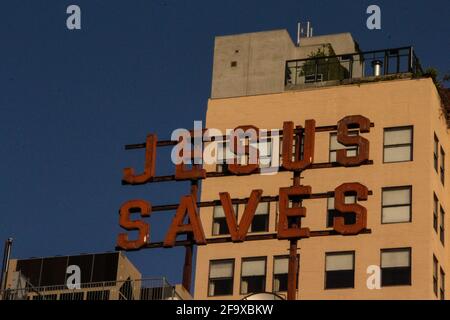 „Jesus rettet“-Zeichen in DTLA, Kalifornien Stockfoto