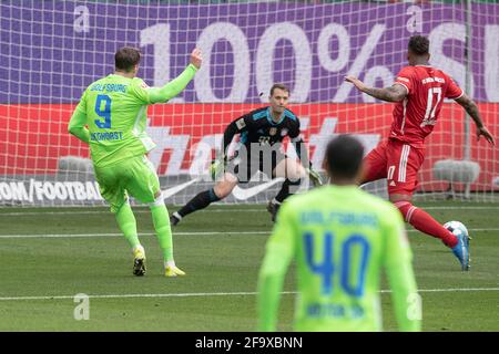 Wout WEGHORST (WOB, l.) Erzielt das Tor für 1: 2 gegen Torwart Manuel NEUER (M); Fußball 1. Bundesliga, 29. Spieltag, VfL Wolfsburg (WOB) - FC Bayern München (M) 2: 3, am 17. April 2021 in Wolfsburg / Deutschland. Die DFL-Vorschriften verbieten die Verwendung von Fotos als Bildsequenzen und/oder quasi-Video weltweit Stockfoto