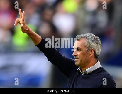 EINGEREICHT - 16. August 2019, Hamburg: Fußball: 2. Bundesliga, Matchday 3: Hamburger SV - VfL Bochum im Volksparkstadion. Bochums ehemaliger Trainer Robin Dutt gibt Anweisungen. Der ehemalige DFB-Sportdirektor Robin Dutt hat wieder einen Job als Trainer. Der 56-Jährige wird zum ersten Mal im Ausland arbeiten und übernimmt in der kommenden Saison den Wolfsberger AC in der Ersten Liga Österreichs. Foto: Daniel Bockwoldt/dpa - WICHTIGER HINWEIS: Gemäß den Bestimmungen der DFL Deutsche Fußball Liga und/oder des DFB Deutscher Fußball-Bund ist es untersagt, im Stadion aufgenommene Fotos zu verwenden oder zu verwenden Stockfoto