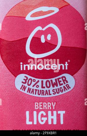 Informationen über eine Flasche Innocent Berry Light Super Smoothie Drink Stockfoto