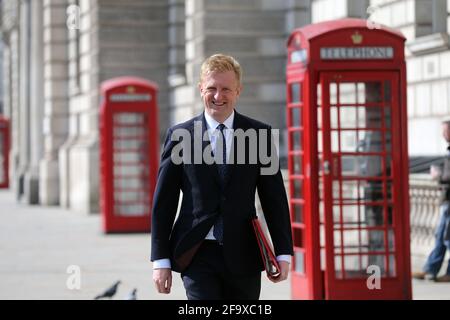 London, England, Großbritannien. April 2021. Oliver DOWDEN, Staatssekretär für Digital, Kultur, Medien und Sport, verlässt sein Büro in Whitehall, bevor er Premierminister Boris Johnson in der Downing Street 10 trifft. Kredit: Tayfun Salci/ZUMA Wire/Alamy Live Nachrichten Stockfoto