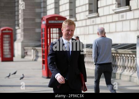 London, England, Großbritannien. April 2021. Oliver DOWDEN, Staatssekretär für Digital, Kultur, Medien und Sport, verlässt sein Büro in Whitehall, bevor er Premierminister Boris Johnson in der Downing Street 10 trifft. Kredit: Tayfun Salci/ZUMA Wire/Alamy Live Nachrichten Stockfoto