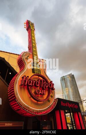 Tokio, Japan - 11. Dezember 2015: Das Wahrzeichen des Hard Rock Cafe Restaurants in Roppongi, Tokio, Japan. Das Mori-Gebäude befindet sich im Hintergrund. Stockfoto