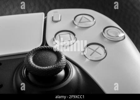 Nahaufnahme eines PlayStation 5-Game-Controllers mit Knöpfen Und Joystick Stockfoto