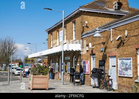 Das Äußere des Bahnhofs Sittingbourne, Kent, Südostengland, Großbritannien Stockfoto