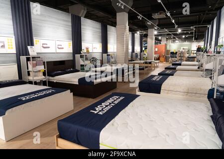 Grodno, Weißrussland - 07. April 2021: Innenansicht des JYSK-Geschäfts im Einkaufszentrum TRINI. Abteilung für den Verkauf von Matratzen Stockfoto