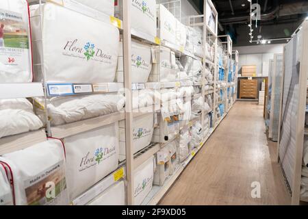 Grodno, Weißrussland - 07. April 2021: Innenansicht des JYSK-Geschäfts im Einkaufszentrum TRINI. Abteilung für den Verkauf von Leinen. Stockfoto