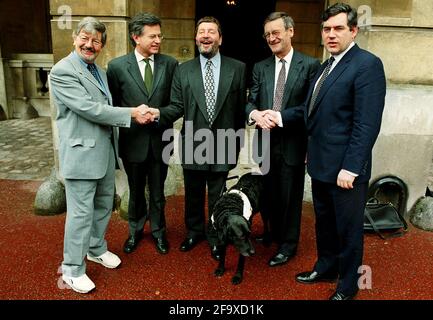 (VON LINKS NACH RECHTS) DR MIKE DEXTER (WELLCOME TRUST), HANDELS- UND INDUSTRIESEKRETÄR STEPHEN BYERS, DAVID BLUNKETT, SIR MALCOLM CADBURY (WELLCOME TRUST) UND RT. HON. GORDON BROWN FOTO ANDY PARADISE Stockfoto