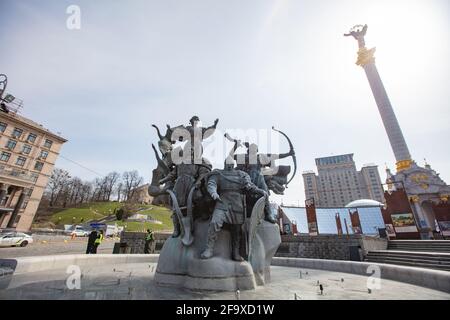 Kiew, Ukraine - 1. April 2021: Denkmal für die Gründer von Kiew auf dem Unabhängigkeitsplatz Stockfoto