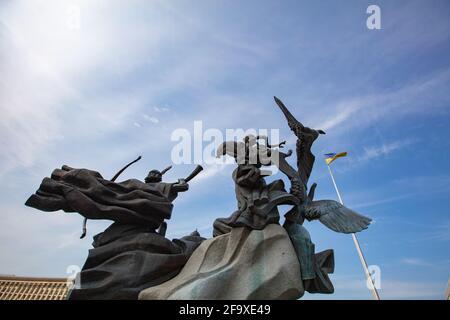 Kiew, Ukraine - 1. April 2021: Denkmal für die Gründer von Kiew auf dem Unabhängigkeitsplatz Stockfoto