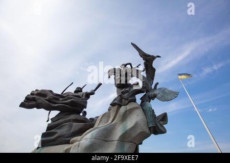 Kiew, Ukraine - 1. April 2021: Denkmal für die Gründer von Kiew auf dem Unabhängigkeitsplatz Stockfoto