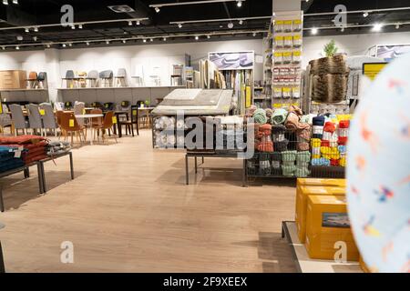 Grodno, Weißrussland - 07. April 2021: Innenansicht des JYSK-Geschäfts im Einkaufszentrum TRINI. Abteilung für den Verkauf von Decken und Kissen. Stockfoto