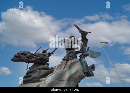 Kiew, Ukraine - 1. April 2021: Denkmal für die Gründer von Kiew auf dem Unabhängigkeitsplatz Stockfoto