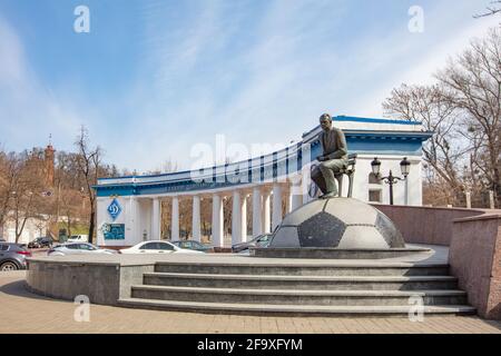 Kiew, Ukraine - 1. April 2021: Valeriy Lobanovskyi-Denkmal in der Nähe des Dynamo-Stadions in Kiew Stockfoto