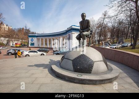 Kiew, Ukraine - 1. April 2021: Valeriy Lobanovskyi-Denkmal in der Nähe des Dynamo-Stadions in Kiew Stockfoto