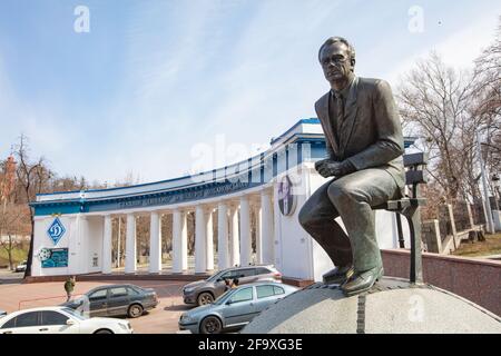 Kiew, Ukraine - 1. April 2021: Valeriy Lobanovskyi-Denkmal in der Nähe des Dynamo-Stadions in Kiew Stockfoto