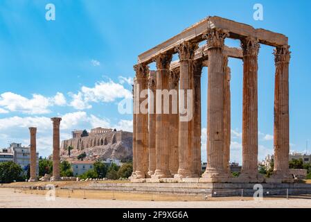 Ein Bild des Tempels des olympischen Zeus mit Blick auf die Akropolis (Athen). Stockfoto