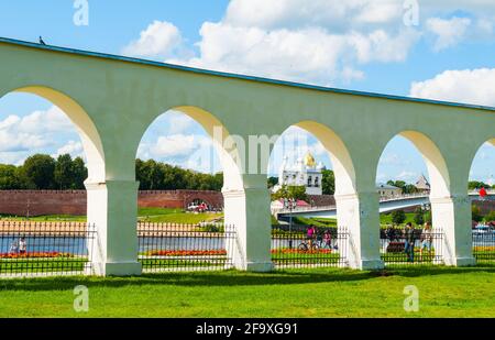 Weliki Nowgorod, Russland – 16. August 2019. Weliki Nowgorod Kreml, Jaroslaw Hof und der Wolchow Flussufer in Weliki Nowgorod, Russland Stockfoto