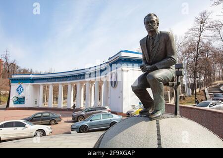 Kiew, Ukraine - 1. April 2021: Valeriy Lobanovskyi-Denkmal in der Nähe des Dynamo-Stadions in Kiew Stockfoto