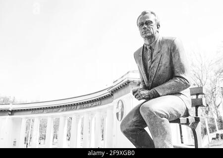 Kiew, Ukraine - 1. April 2021: Valeriy Lobanovskyi-Denkmal in der Nähe des Dynamo-Stadions in Kiew Stockfoto