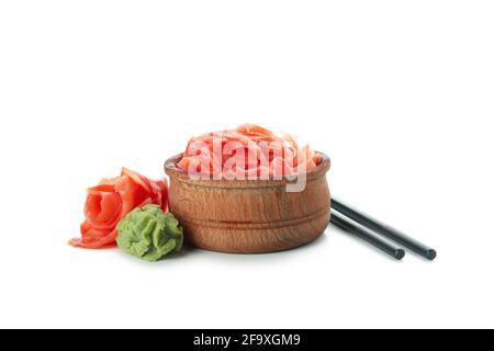 Schüssel mit eingelegtem Ingwer, Wasabi und Essstäbchen isoliert auf weißem Hintergrund Stockfoto