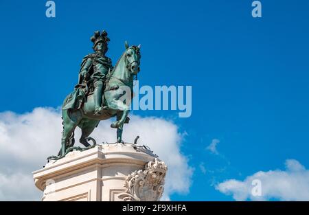 Ein Bild der Statue von König José I., in der Mitte des Praça do Comércio, von Machado de Castro (1775). Stockfoto