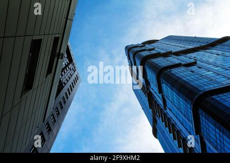 Blick auf moderne mehrstöckige Wohngebäude vor dem Hintergrund eines bewölkten Himmels. Stockfoto