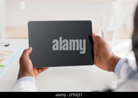 Medizinische Fernberatung. afroamerikanischer Arzt, der den Patienten über eine Webkonferenz auf einem digitalen Tablet berät. Stockfoto