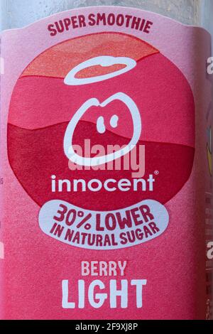 Informationen über eine Flasche Innocent Berry Light Super Smoothie Drink Stockfoto