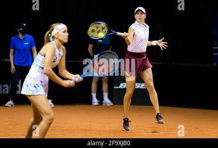 Belinda Bencic aus der Schweiz und Sofia Kenin aus den Vereinigten Staaten spielen am 20. April 2021 in der Porsche Arena in Stuttgart Doppel beim Porsche Tennis Grand Prix, WTA 500 Turnier 2021 - Foto Rob Prange / Spanien DPPI / DPPI / LiveMedia Stockfoto