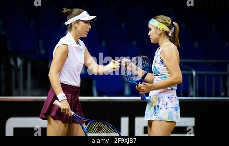 Belinda Bencic aus der Schweiz und Sofia Kenin aus den Vereinigten Staaten spielen am 20. April 2021 in der Porsche Arena in Stuttgart Doppel beim Porsche Tennis Grand Prix, WTA 500 Turnier 2021 - Foto Rob Prange / Spanien DPPI / DPPI / LiveMedia Stockfoto