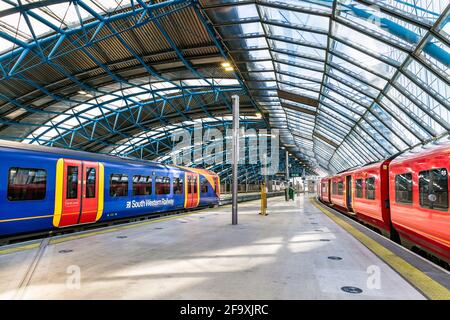 South Western Railway Züge auf dem Bahnsteig, warten auf die Abfahrt am Bahnhof Waterloo, London, Großbritannien Stockfoto